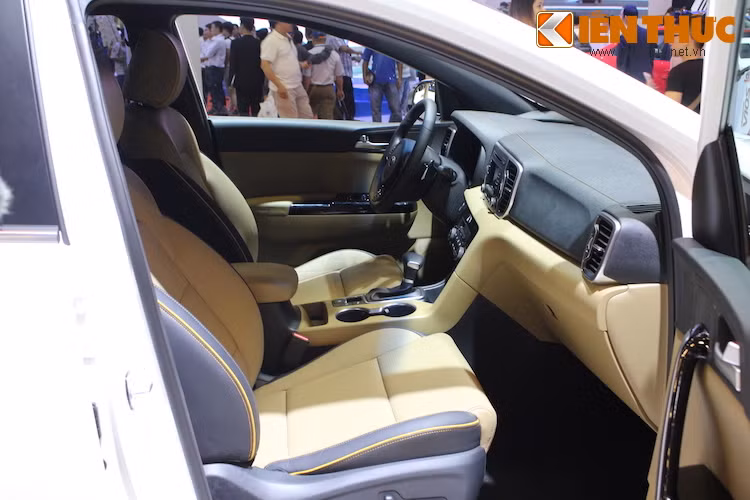 Dù không có hệ thống thông tin giải trí với màn hình cảm ứng và định vị vệ tinh, nhưng bù lại Sportage lại có hàng ghế trước điều chỉnh điện hoàn toàn. Xe được trang bị dàn âm thanh 6 loa, cùng một số tùy chọn cao cấp như hệ thống sưởi điện/quạt gió cho hàng ghế trước...