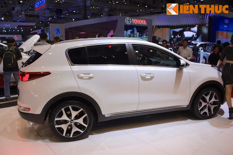 Ngoài phiên bản này, Sportage còn được trang bị động cơ xăng 1.6l 4 xi-lanh nạp khí tự nhiên, diesel 1.7l và diesel 2.0l.