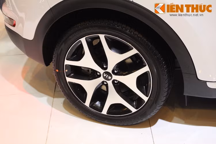 Với bộ mâm đúc có đường kính 19 inch và thiết kế 5 cánh kép giống xe thể thao, sự mạnh mẽ và thể thao của Sportage càng trở nên lộ rõ hơn.