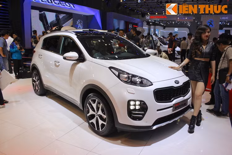 Bước sang thế hệ thứ 4, hãng xe Hàn đã thay đổi mạnh mẽ Kia Sportage 2016, khiến cho chiếc xe trở nên cao cấp và hấp dẫn hơn hẳn thế hệ trước.