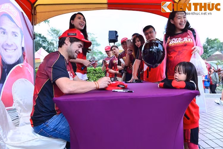 Đặc biệt, Ducati Weekend lần thứ 11 còn có sự góp mặt của khách mời VIP là tay đua Carlos Checa. Tại đây, anh đã cùng giao lưu, ký tặng và chụp ảnh cùng với fan hâm mộ.