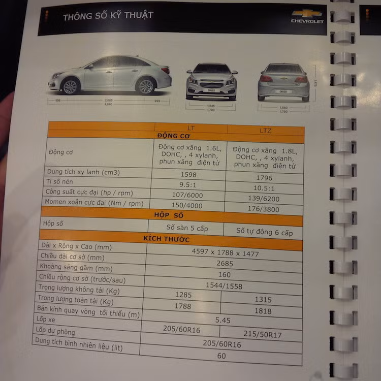 Cruze 2015 sẽ được bán tại Việt Nam với 2 phiên bản chính là LT và LTZ. Trong đó bản LT được trang bị động cơ 4 xi-lanh 1.6l (107 hp/150Nm) kết hợp với hộp số sàn 5 cấp. Bản cao cấp LTZ có động cơ 1.8l (139 hp/176 Nm) cùng hộp số tự động 6 cấp.