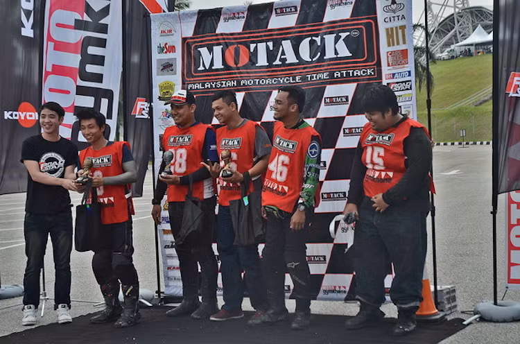 Trong khi đó, Nguyễn Minh Nhật giành giải 3 phân hạng dưới 250 cc và Bùi Trung Hiếu giành giải khuyến khích ở phân khúc dưới 250 cc.