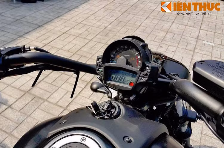 Bảng đồng hồ trên Vulcan S có thiết kế đơn giản với đồng hồ báo tua dạng cơ lớn phía trên, bên dưới là màn hình hiển thị đa thông tin.