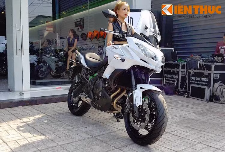 Trong 2 mẫu xe mới này, Versys là một chiếc xe du lịch đường trường (adventure), giúp khách hàng đam mê khám phá có được một sự lựa chọn hợp lý hơn cho những chuyến đi đường dài qua các địa hình khác nhau.