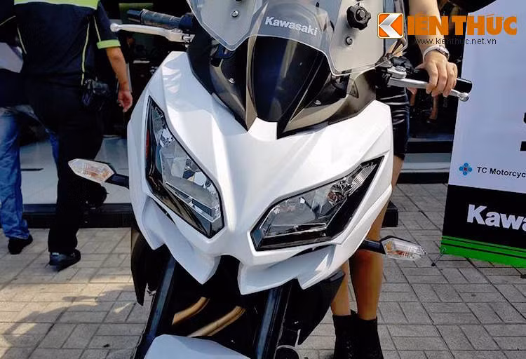 Phần đầu xe có thiết kế thể thao với đèn pha kép, mang phong cách rất giống chiếc sportbike nhỏ hơn là Ninja 300.