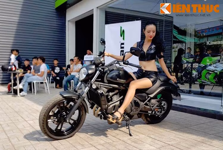 Vulcan S ABS sẽ được bán với 2 màu đen và ghi cùng mức giá khuyến mại 239 triệu đồng.
