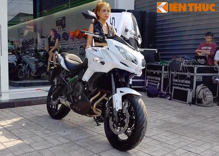 Hiện xe được bán tại Kawasaki Việt Nam với giá khuyến mại 259 triệu đồng và 3 lựa chọn màu sắc gồm xám, cam và trắng.