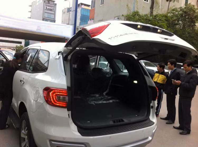 Như vậy, là một mẫu xe hoàn toàn khác biệt với mức giá cao hơn, khó có thể so sánh Everest mới với Fortuner như trước kia, ít nhất cho tới khi thế hệ Fortuner mới được ra mắt. Thay vào đó, hiện mẫu xe này đã được "nâng tầm" lên một bậc, cạnh tranh với các đối thủ cao cấp hơn.