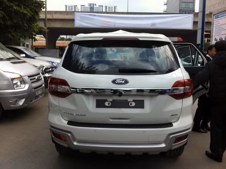 Trái với những dự đoán trước đó, Ford Everest mới tại Hà Nội không có bản Limited 3.2 AT 4x4. Tại Việt Nam, phiên bản cao cấp nhất của xe là Titanium 3.2l AT 4x4. Các phiên bản thấp hơn lần lượt là Titanium 2.2 AT 4x2 và Trend 2.2 AT 4x2.