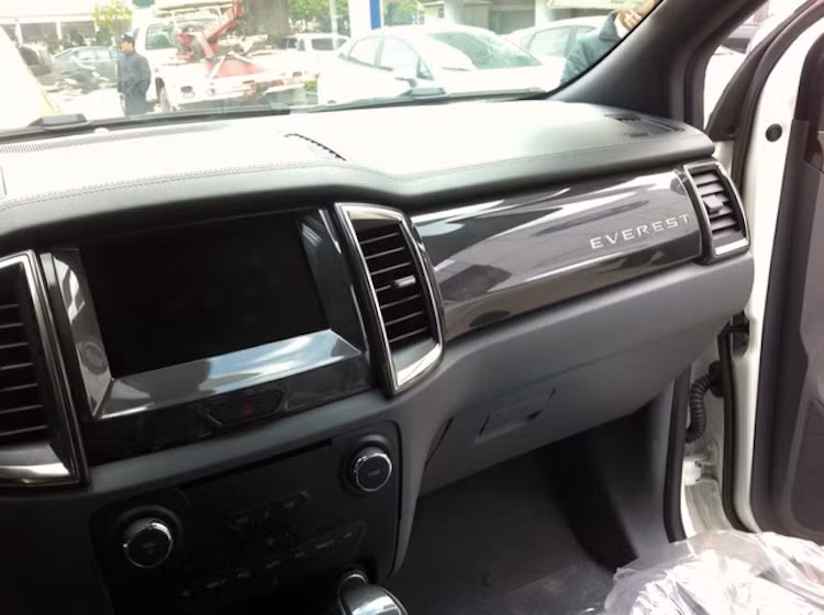 Trên Everest mới, Ford đã thiết kế lại hoàn toàn chiếc xe và đưa nó lên phân khúc cao hơn. Thêm vào đó, giá bán của Everest cũ ở mức thấp do đây vốn là dòng xe lạc hậu, đã được ra mắt lần đầu từ năm 2006 và được nâng cấp giữa vòng đời từ năm 2009.