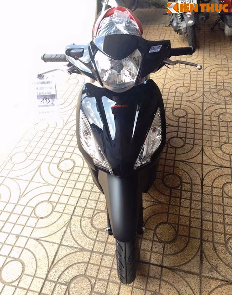 Ngoài ra, có thể riêng phiên bản màu đen này sẽ còn được chia thành 2 biến thể nhỏ khác, trong đó một bản đen mờ toàn thân và bản còn lại vẫn có phần đầu và mặt nạ trước sơn màu đen bóng.