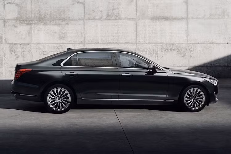 Trên chiếc xe, Hyundai đã áp dụng ngôn ngữ thiết kế mới nhất với tên gọi "Athletic Elegance", đem tới cho EQ900 những đường nét "cơ bắp" nhưng vẫn đồng thời rất thanh lịch.