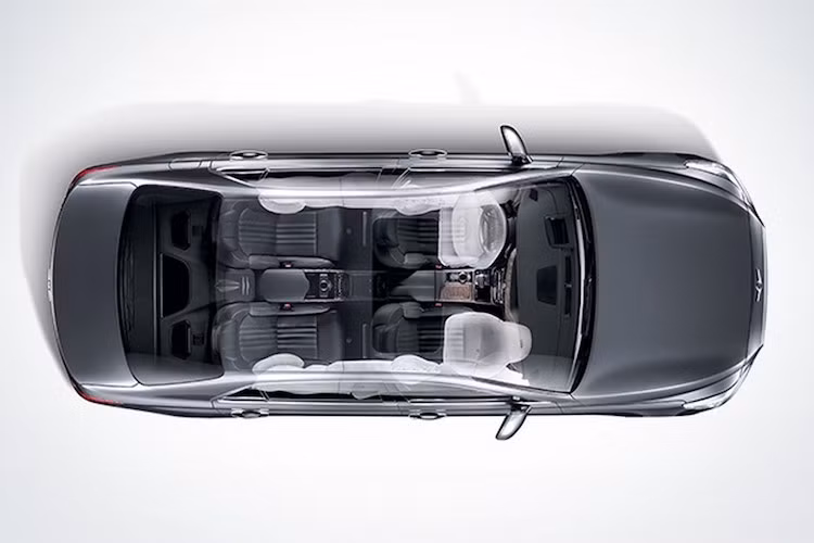 Các trang bị an toàn và hỗ trợ người lái cũng được chú trọng với hệ thống trợ lái trên đường cao tốc, giữ ga tự động, giữ làn đường, phanh khẩn cấp tự động, nhận biết người đi bộ, cảnh báo điểm mù, cảnh báo tài xế mất tập trung...