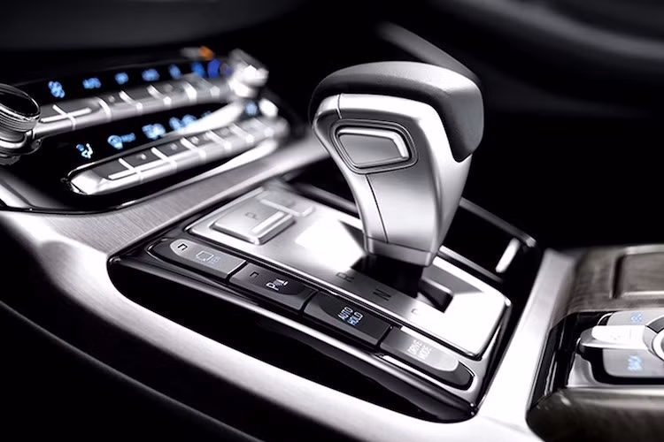 Mọi phiên bản đều được trang bị hộp số tự động 8 cấp. Hệ thống dẫn động cầu sau là trang bị chuẩn, nhưng khách hàng có thể đặt thêm tùy chọn hệ dẫn động 4 bánh HTRAC và hệ thống treo chủ động Genesis Adaptive Control.