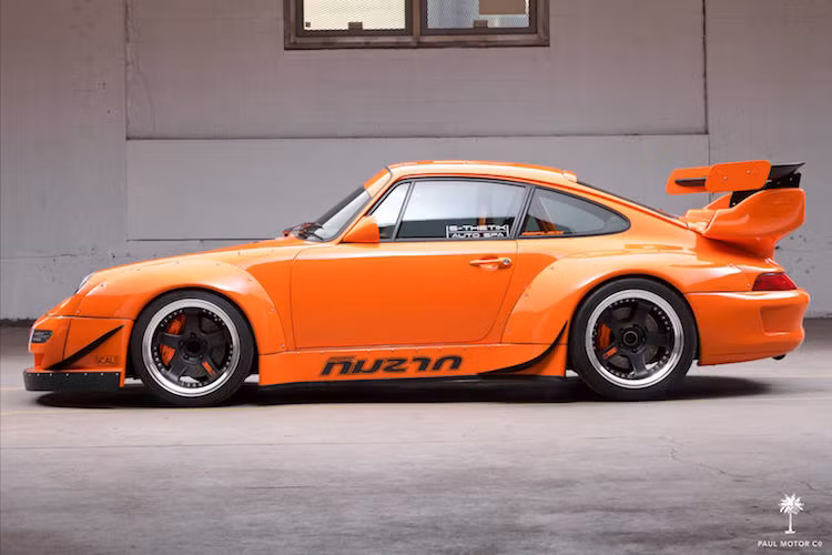 Toàn bộ phần thân của chiếc xe đã được trang bị bộ widebody của hãng Vogue Auto Design với thiết kế mô phỏng xe đua 911 GT2 thế hệ đầu tiên, cùng với cản trước và sau hoàn toàn mới.