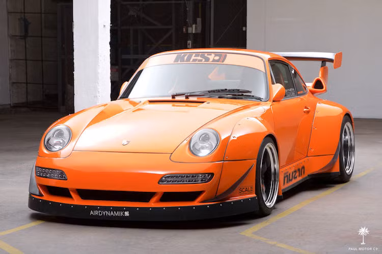 Chiếc Porsche 911 độ widebody của Airdynamiks được sản xuất vào năm 1995 và thuộc thế hệ 911 993 (1993-1998). Tới tận ngày nay, thế hệ 993 vẫn được coi là những chiếc 911 tốt nhất trong lịch sử của dòng xe.