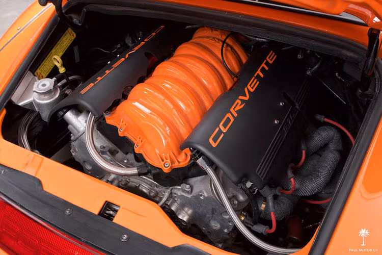 Tuy nhiên, điểm đặc biệt nhất ở bản độ này là thay vì động cơ 6 xi-lanh nằm ngang nguyên bản, chiếc 911 đã được lắp máy V8 5.7l LS1 nạp khí tự nhiên từ mẫu xe thể thao cơ bắp Chevrolet Corvette.
