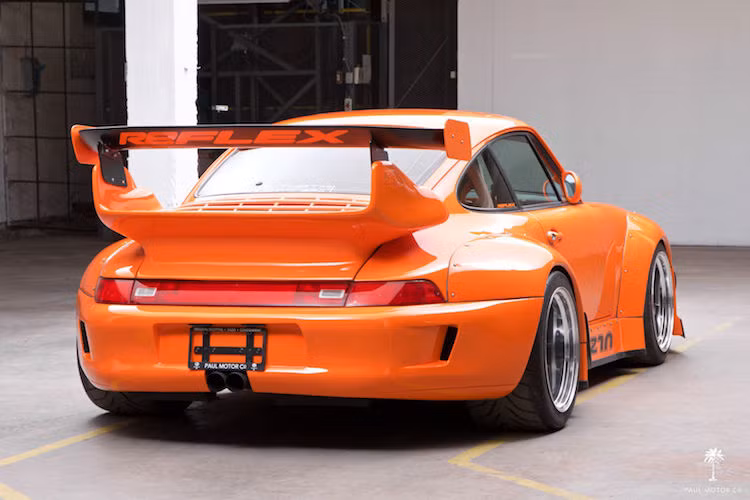 Ở phía sau, chiếc xe có cánh đuôi được lấy trực tiếp từ phiên bản 911 GT2 cực hiếm, với giá lên tới 6000 USD. Toàn bộ phần thân được sơn màu vàng Continental trước khi được dán decal toàn thân trong suốt của Suntek để bảo vệ lớp sơn. Chỉ riêng việc dán decal đã tốn tới 3500 USD.