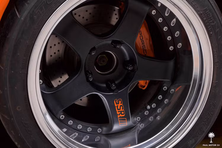 Với bộ widebody mới, các hốc bánh của xe cũng được nới rất rộng. Chính vì vậy, bộ mâm SSR Professor với bản mâm cực lớn, có giá lên tới 6500 USD đã được trang bị cho xe.