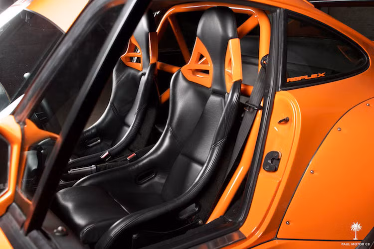 Các ghế ngồi trên chiếc 911 này được lấy từ phiên bản 911 GT3 đời sau, cùng với khung thép gia cường phía sau cũng mang phong cách của 911 GT3 RS.