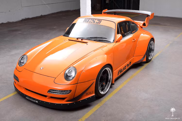 Cộng với hệ thống treo khí AccuAir và hàng loạt các chi tiết đặc chế khác, tổng số tiền độ chiếc 911 này lên tới hơn 90.000 USD. Hiện tại, chiếc xe đang được rao bán trên eBay với giá 93.000 USD.