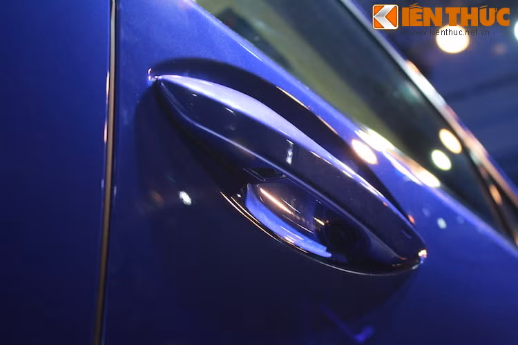 Tay nắm cửa cũng có một đèn LED để giúp người dùng tìm vị trí trong đêm.