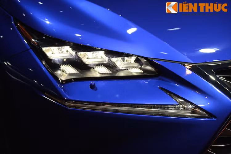 Cụm đèn pha 3 bóng LED và đèn ban ngày tích hợp 39 bóng LED hình chữ L độc đáo là điểm "không đụng hàng" của NX.