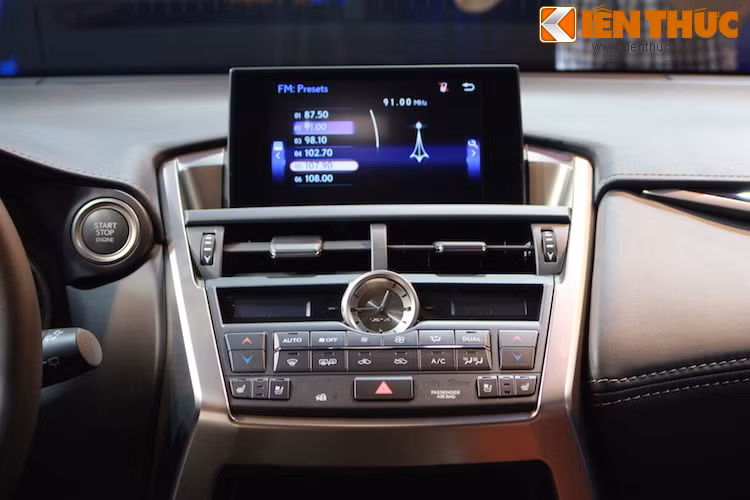 Hệ thống thông tin giải trí với màn hình 7 inch nằm trên bảng táp-lô của NX.