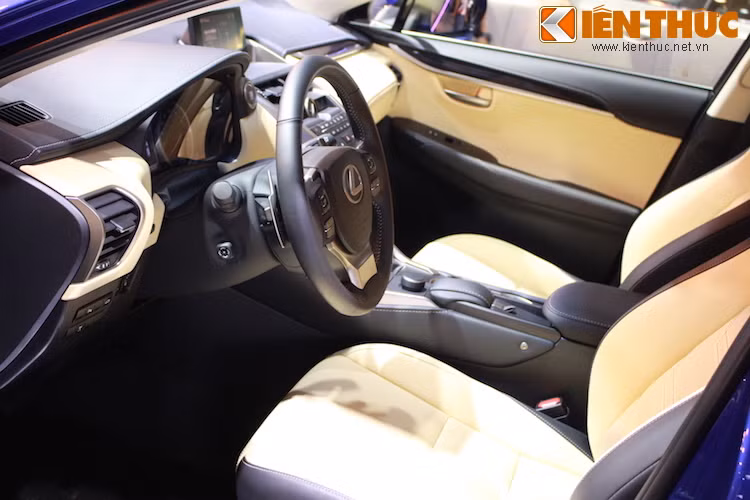 Hàng ghế trước của xe là loại thể thao và có thể điều chỉnh đa hướng bằng điện.