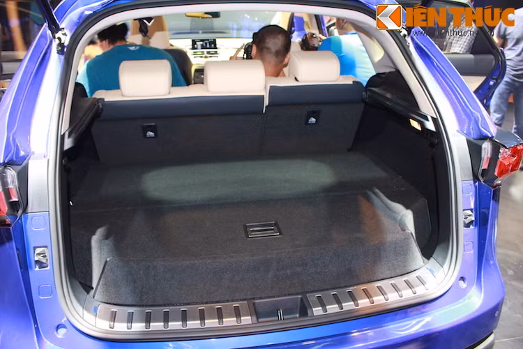 Cận cảnh khoang hành lý của Lexus NX.