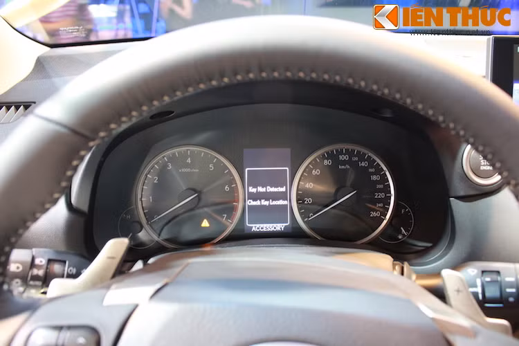 Bảng đồng hồ Optitron có màn hình đa thông tin 4 inch ở chính giữa.