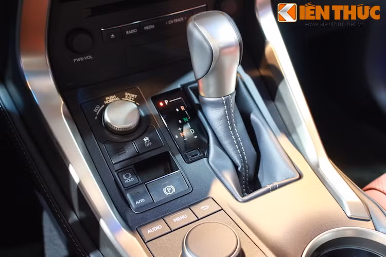 Các cụm phím điều khiển nằm trong tầm tay của người lái.