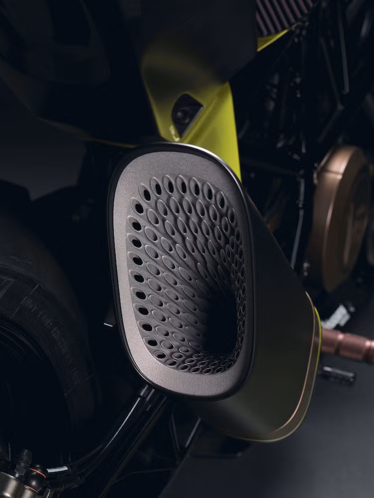 Những tiểu tiết nhỏ cũng đã được Husqvarna chăm chút kỹ, nhằm khiến chiếc xe tạo được ấn tượng mạnh với bất kỳ người nào ngắm nhìn. Ngay cả lòng ống xả cũng có thiết kế dạng lỗ cực kỳ độc đáo và chưa từng xuất hiện trên chiếc xe nào trước đây.