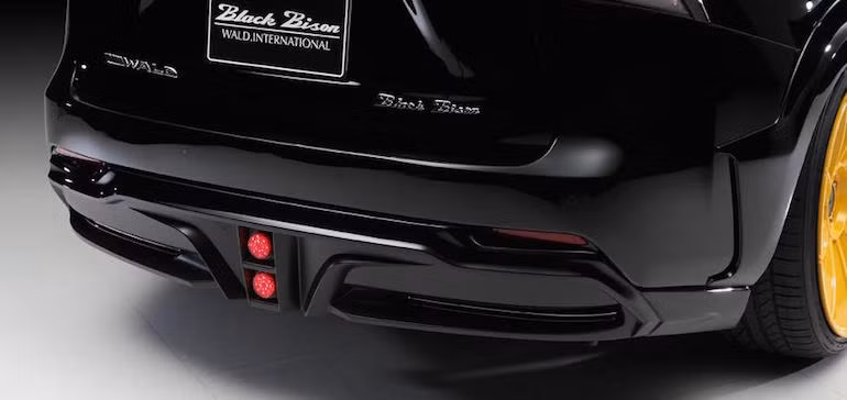 Trong khi đó, cản sau có những đèn phanh và thiết kế gợi nhớ về Ferrari F12Berlinetta.