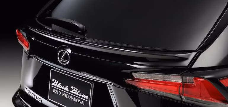 Trên cửa sau Lexus NX là một cánh đuôi dạng nẹp hoàn toàn mới.