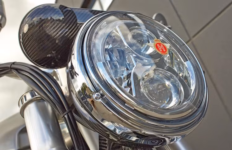 Đúng như tên gọi, đa số các chi tiết trên VR6 Silver Edition đều được hoàn thiện với màu bạc sáng bóng. Một số chi tiết còn lại, chẳng hạn như vỏ của bảng đồng hồ sẽ được chế tạo bằng sợi carbon để tạo điểm nhấn.