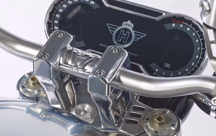 Bảng đồng hồ của xe là một màn hình tinh thể lỏng, tương tự như những chiếc xe sang.