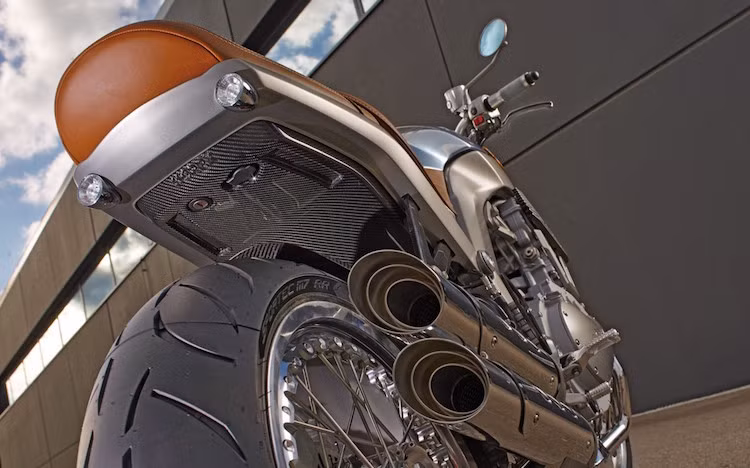 Bên dưới khung phụ là ốp gầm cũng làm bằng sợi carbon đắt tiền. Cả 2 bánh xe đều dùng bánh căm được mạ crome sáng bóng.