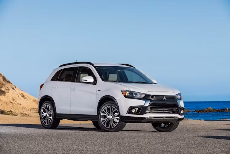 Tương tự như "đàn anh" Outlander trước đó, Mitsubishi Outlander Sport 2016 cũng có phần đầu được thiết kế lại dữ dằn hơn, ấn tượng hơn với tên gọi "Dynamic Shield".