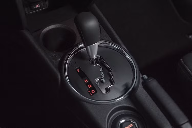 Xe có 2 phiên bản hộp số là số sàn 5 cấp hoặc tự động vô cấp CVT. Sức mạnh của động cơ được truyền xuống cầu trước hoặc 4 bánh với hệ thống dẫn động tùy chọn All-Wheel Control (AWC).