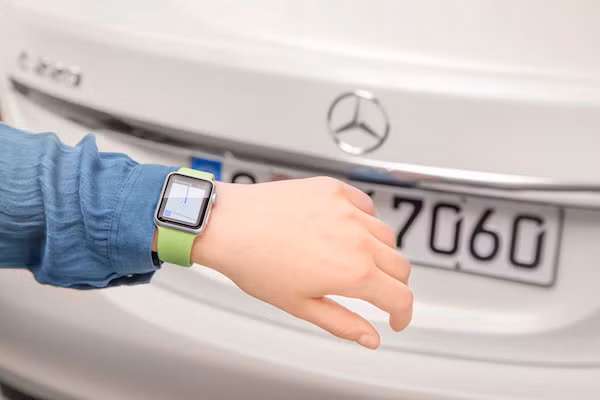 Dieu khien Mercedes-Benz bang dong ho thong minh Apple Watch-Hinh-2