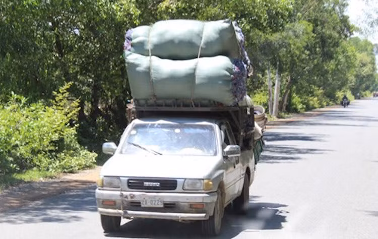 Không chỉ ở Campuchia, chở hàng, chở người quá tải hiện vẫn là "vấn nạn" của nhiều quốc gia đang phát triển tại châu Á, trong đó có Việt Nam.