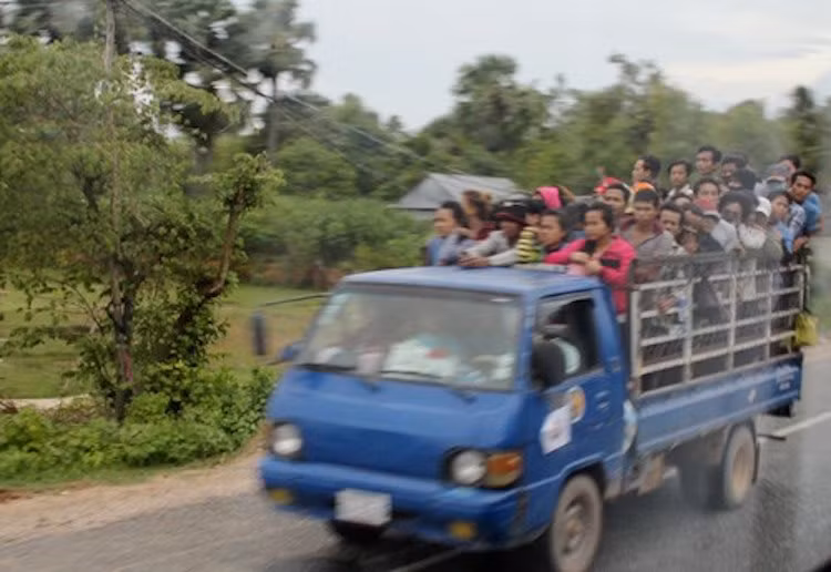 Nhiều người còn di chuyển hàng ngày trên những chiếc xe tải chật kín người như thế này.