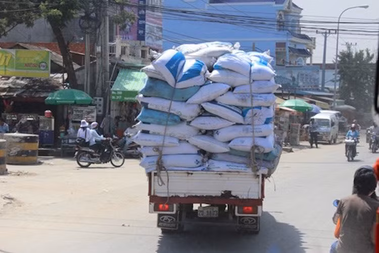 Không chỉ người, hàng hoá cũng được chở một cách chồng chất tại Campuchia.