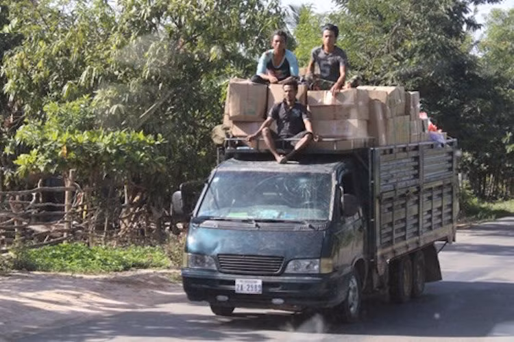 Những cảnh tượng người ngồi vắt vẻo trên nóc xe tải đã trở thành "chuyện thường ngày ở Campuchia".