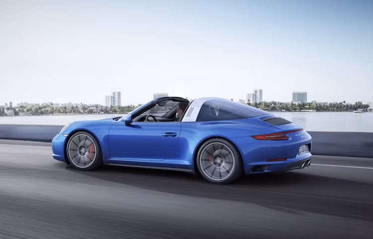 Dòng 911 Targa với mui xếp một phần có cơ cấu đóng mở đặc biệt cũng có các phiên bản 4 và 4S tương ứng với 911 Cabriolet và có giá y hệt.