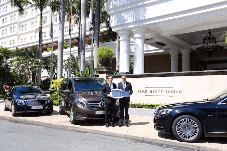 Sau khi chính thức nhận bàn giao thêm 2 xe V-Class trong quý I/2016, Park Hyatt sẽ là khách sạn có đội xe đưa đón danh giá nhất tại TP.HCM.