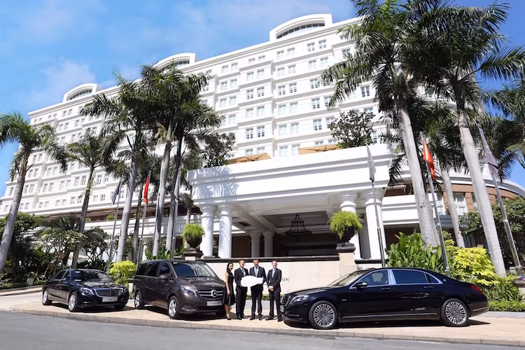 Dựa trên cơ sở S-Class mới (W222), cụ thể hơn là phiên bản S600L, nhưng S600 Maybach dài hơn tới hơn 200mm. Chiều dài tổng thể của xe là 5.453mm, cùng với khoảng cách trục cơ sở 3.365mm.