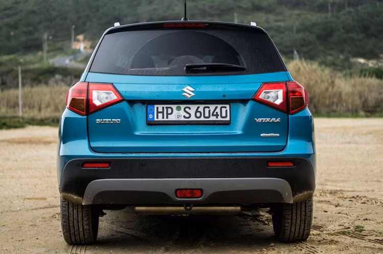 Các đèn pha LED, lưới tản nhiệt 2 thanh ngang lớn, đèn hậu góc cạnh và thân xe 2 tông màu, phân chia từ mui là những đặc điểm làm nên "cá tính" của chiếc xe.